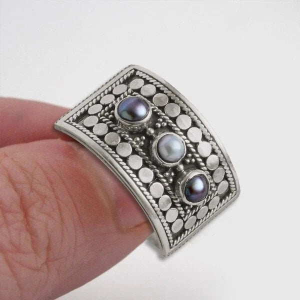Geometric Three-Stone Pearl Carved Ring