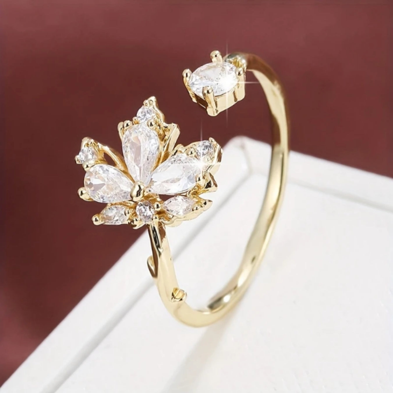 Radiant Leaf Design Gold Ring