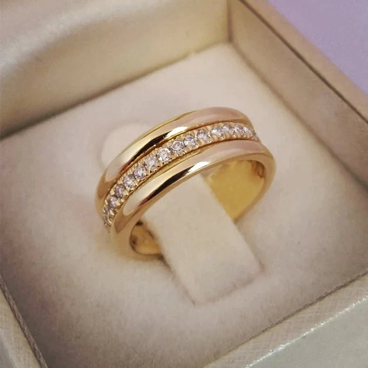 Sarah - Classic Zirconia Framed Ring
