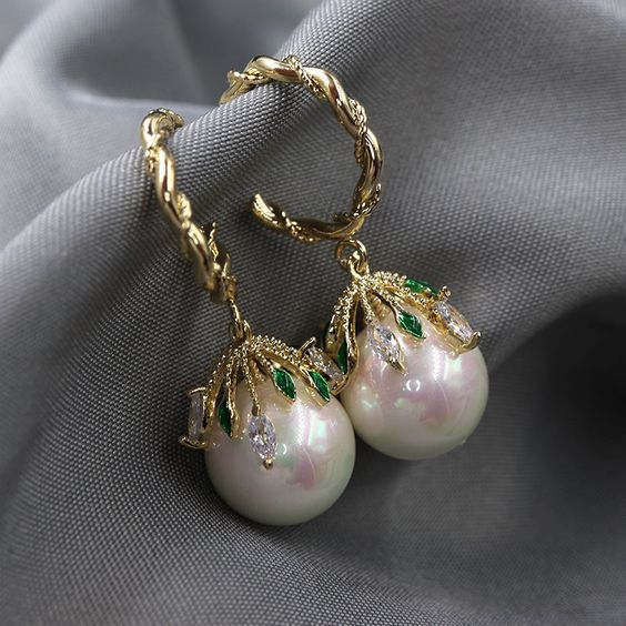Chic Malia Pearl Earrings
