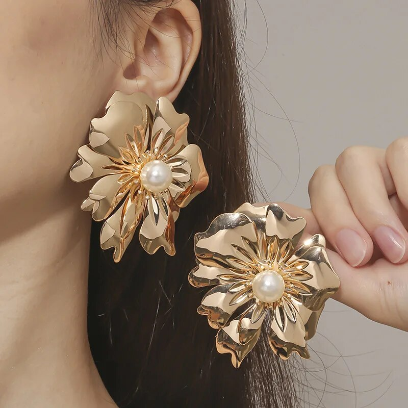 Chic Golden Floral Pearl Earrings