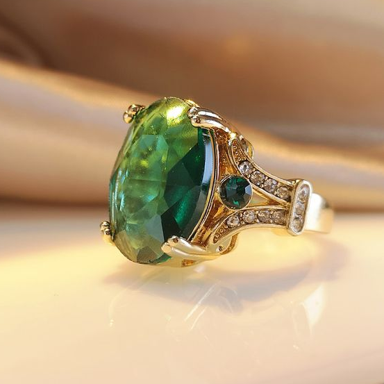 Retro Green Gemstone Gold Ring