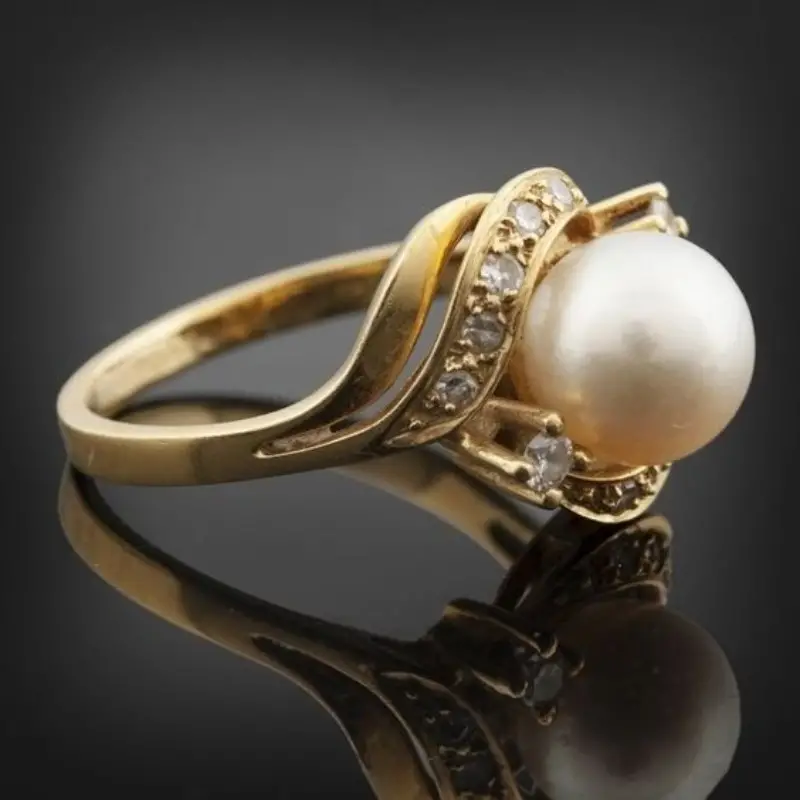 Stunning Pearl and Radiant Gold Elegance Ring