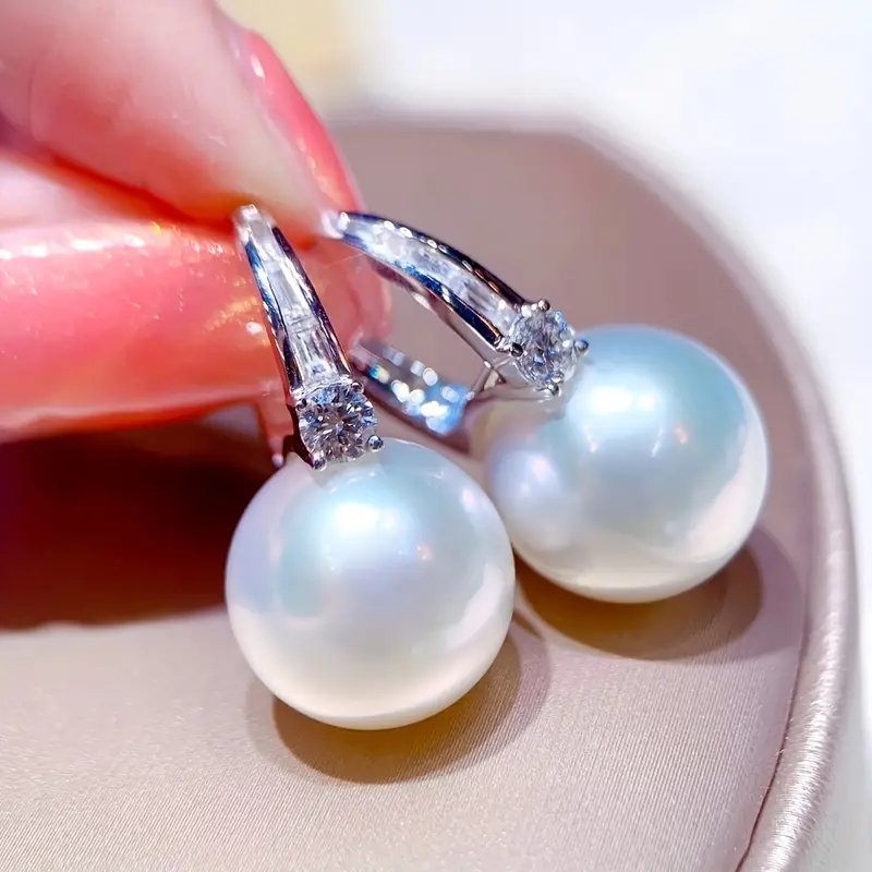 Chic Silver Pearl Earrings with a Lustrous Finish