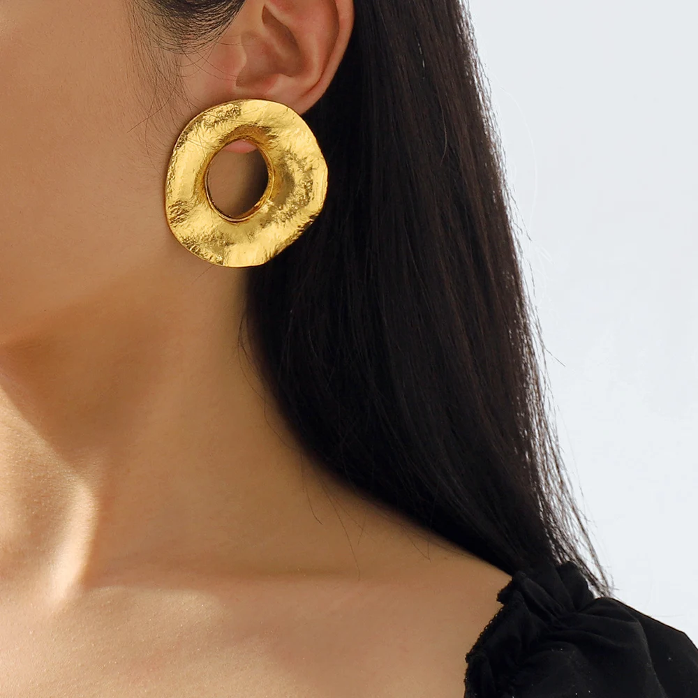 Chic Hollow Circle Earrings in Elegant Gold