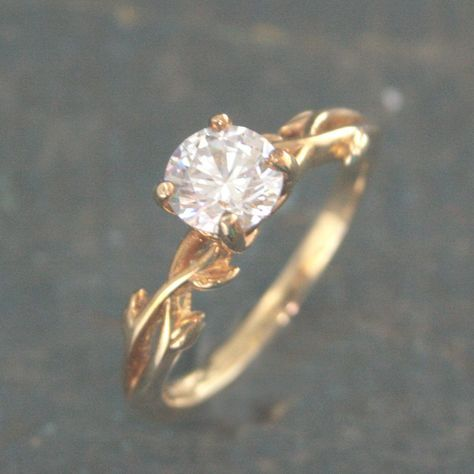 Classic Zirconia Ring with Vintage Elegance