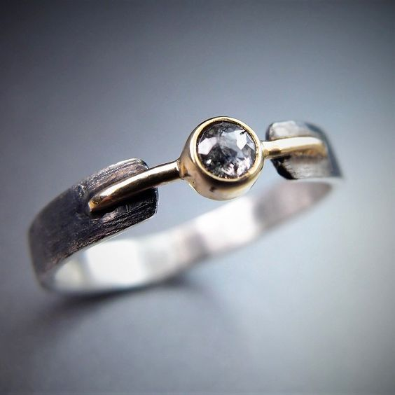 Classic Zirconia Ring with Vintage Charm