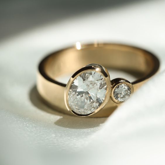 Antique Gold Ring with Inlaid Glass