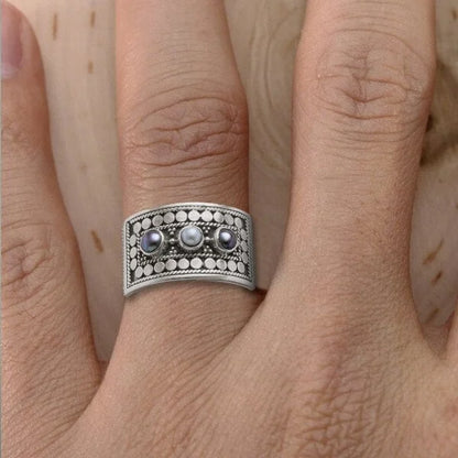 Geometric Three-Stone Pearl Carved Ring