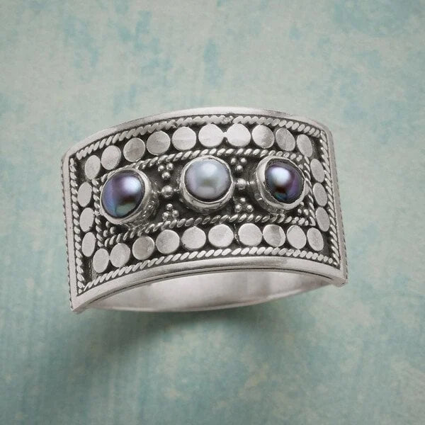 Geometric Three-Stone Pearl Carved Ring
