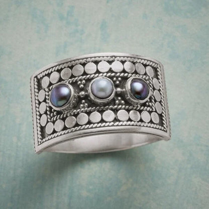 Geometric Three-Stone Pearl Carved Ring