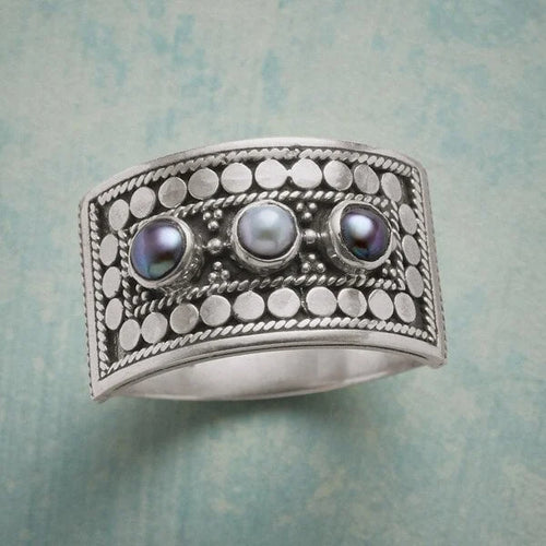 Geometric Three-Stone Pearl Carved Ring