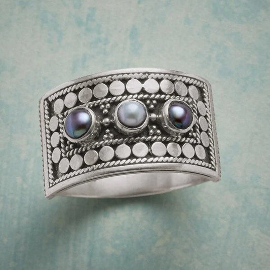 Geometric Three-Stone Pearl Carved Ring