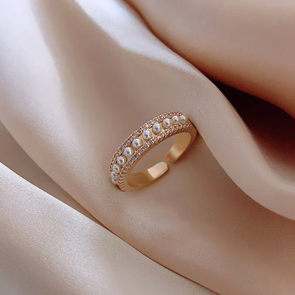 Elegant Gold and Pearl Luxury Ring