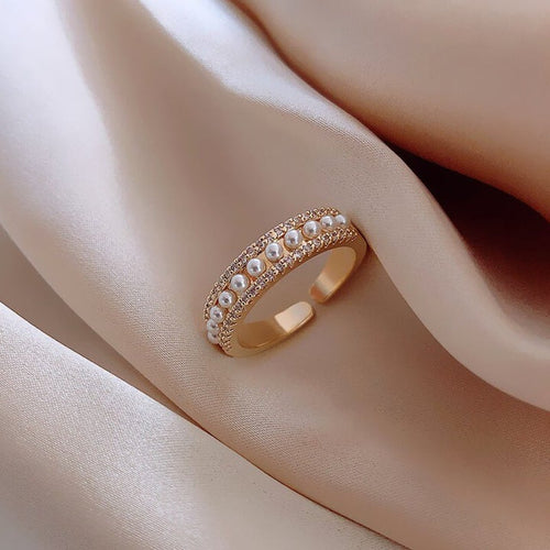 Elegant Gold and Pearl Luxury Ring