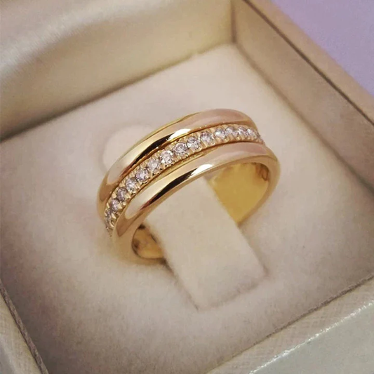Sarah - Classic Zirconia Framed Ring