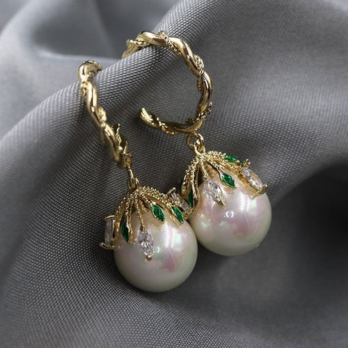 Chic Malia Pearl Earrings