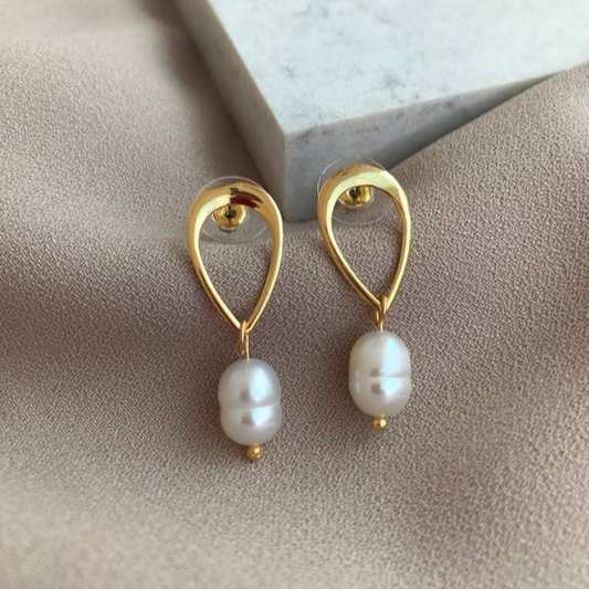 Chic Hollow Pearl Earrings in Elegant Gold