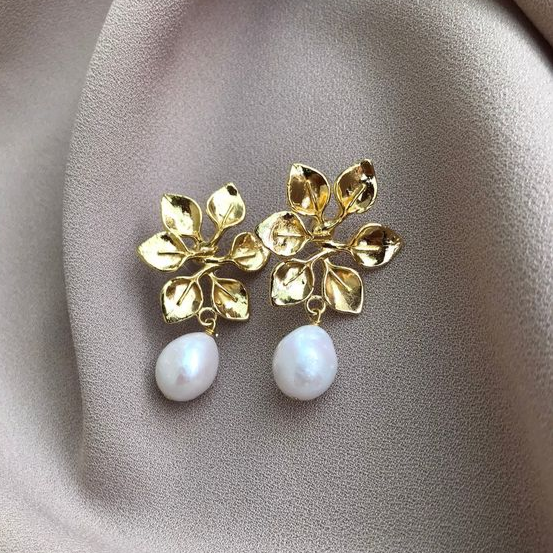 Chic Golden Pearl Earrings with Elegant Bright Leaf Design