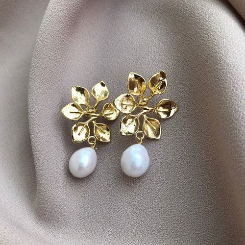Chic Golden Pearl Earrings with Elegant Bright Leaf Design