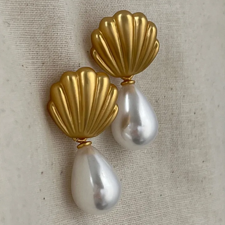 Chic Golden Shell Pearl Earrings