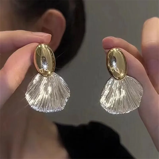 Chic Gold Earrings with Radiant Shell Design