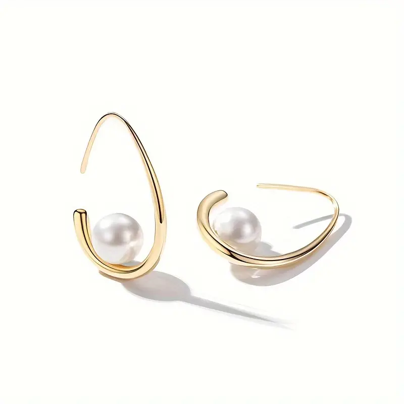 Chic Gold Earrings with Elegant Pearls