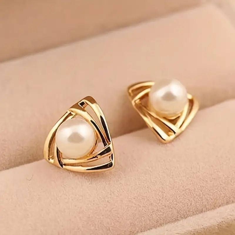 Chic Gold Earrings Adorned with Elegant Pearls