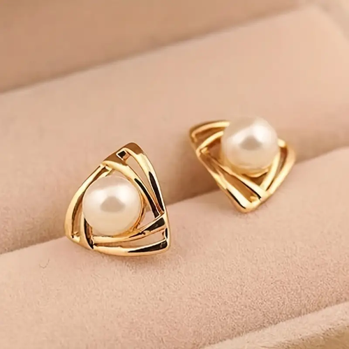 Chic Gold Earrings Adorned with Elegant Pearls