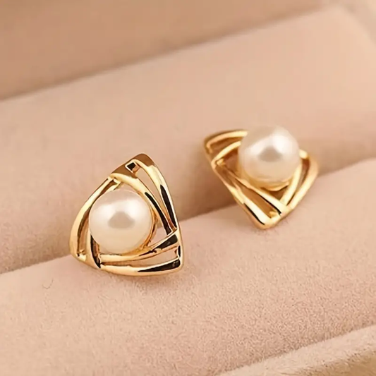 Chic Gold Earrings Adorned with Elegant Pearls