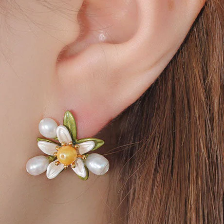 Retro Daisy Pearl Earrings