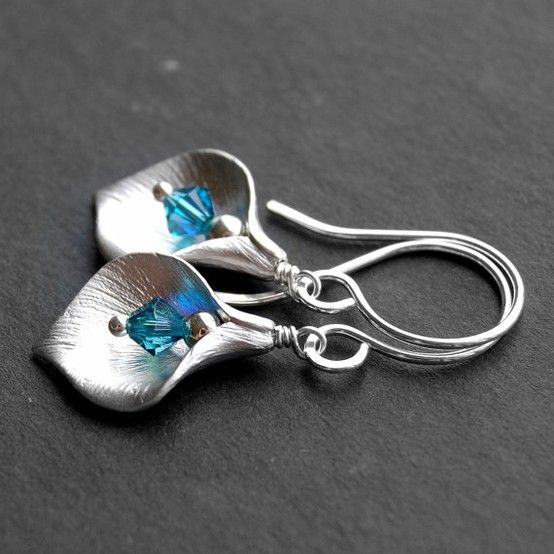 Retro Inlaid Blue Zirconia Lotus Earrings