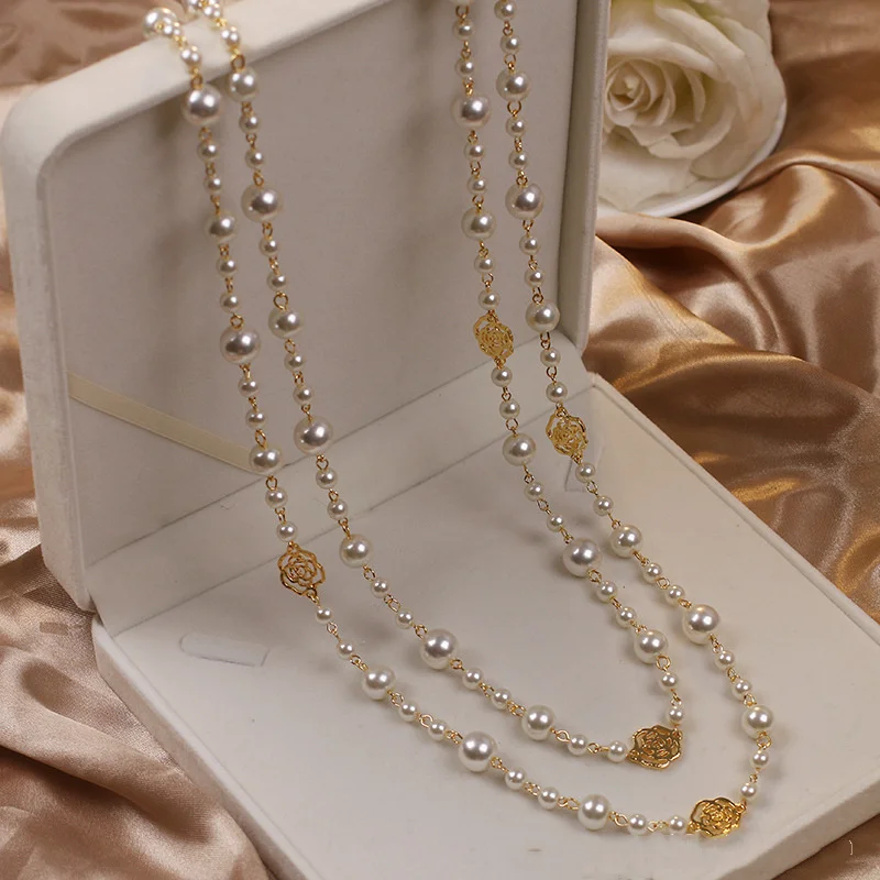 Chic Gold and Pearl Necklace