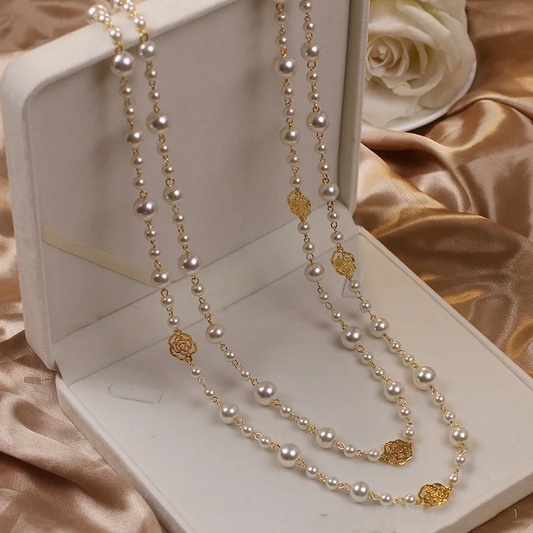 Chic Gold and Pearl Necklace