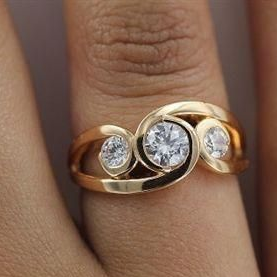 Antique Inlaid Zirconia Spiral Gold Band