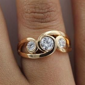 Retro Gold-Plated Spiral Zirconia Ring
