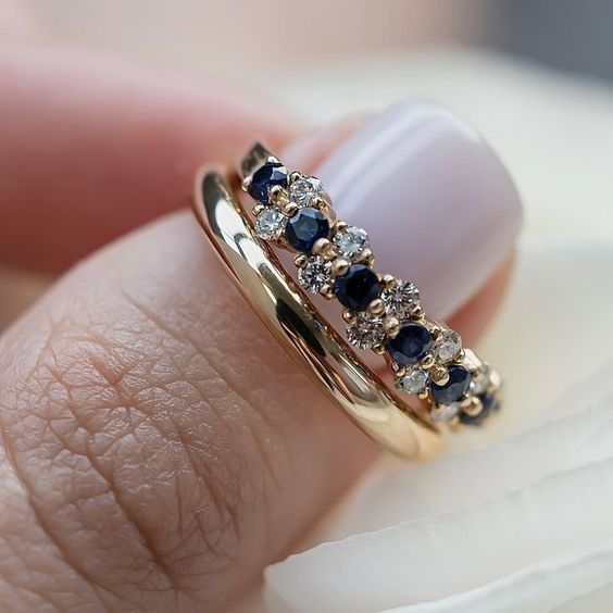 Classic Blue Zirconia Gold Ring with Vintage Elegance