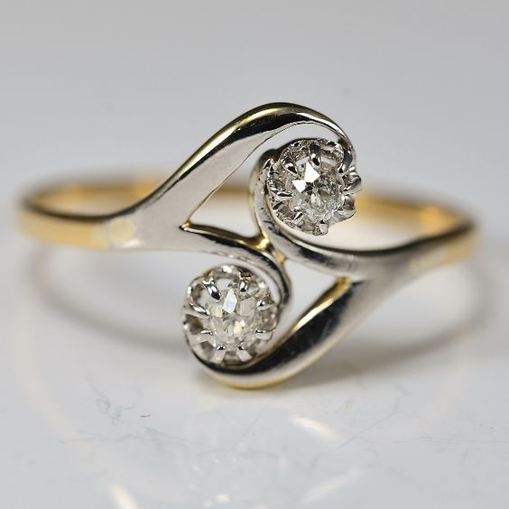 Retro Wavy Gold Ring with Zirconia Accents