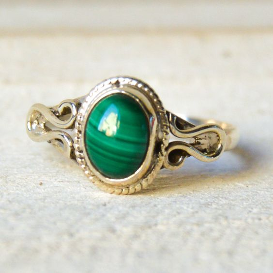 Retro Green Stone Gold Ring with Rounded Design