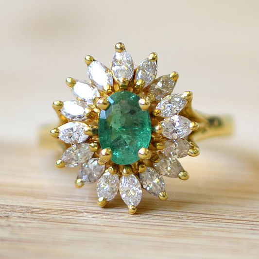 Retro Green Star Ring with Inlaid Glass