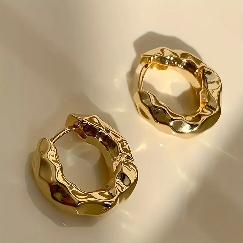 Retro Gold-Plated Froged Hoop Earrings