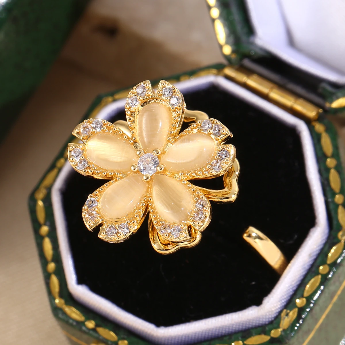 Radiant Gold Daisy Ring
